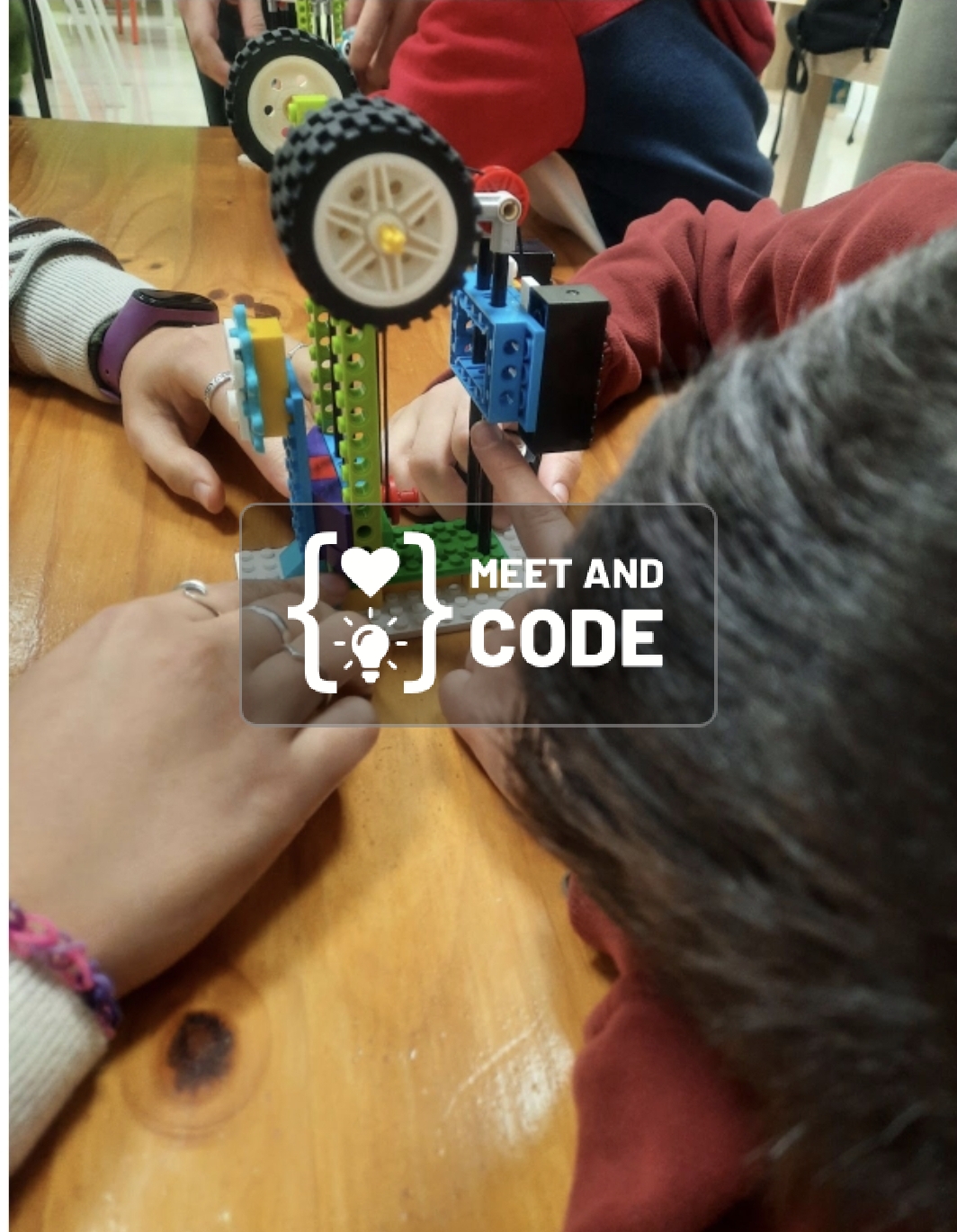Potenciando las competencias STEAM a través del LEGO® BricQ Essential.